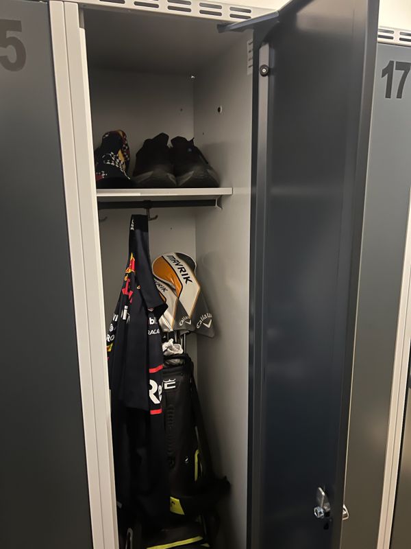 Åpent skap med golfbag