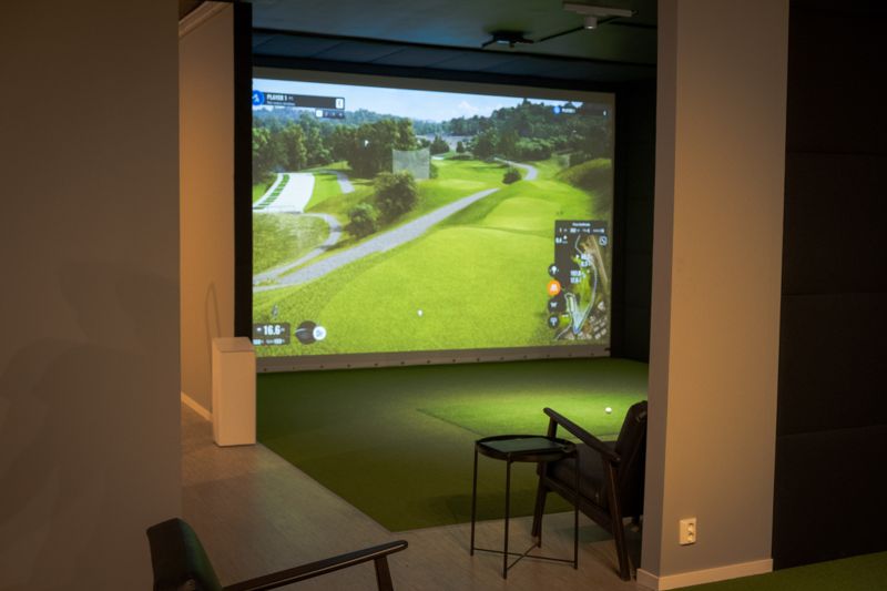 Simulatorbane med golfbane på skjermen